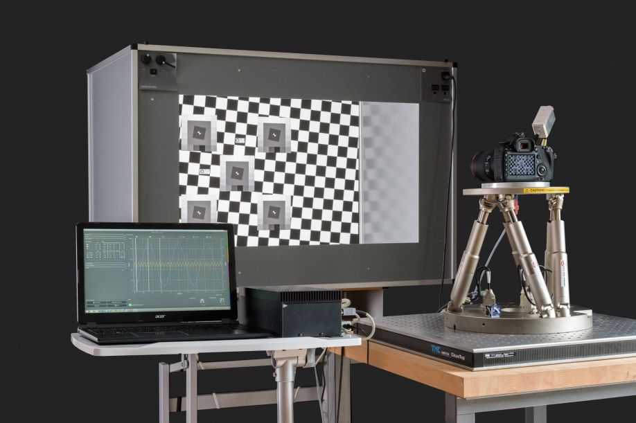 H-840 Hexapod in a camera image stabilization testbed with STEVE 6D (Stabilization Evaluation Equipment) system (Image: Image Engineering)